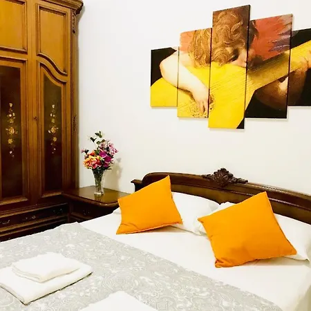 4 Bed Luxury Near Colosseum Apartment