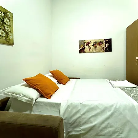 4 Bed Luxury Near Colosseum Apartment
