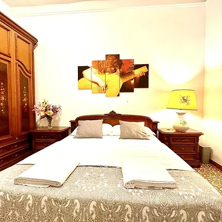 4 Bed Luxury Near Colosseum Apartment *